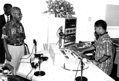18 radiostation Bonfm met eigenaar 'Boboei'.